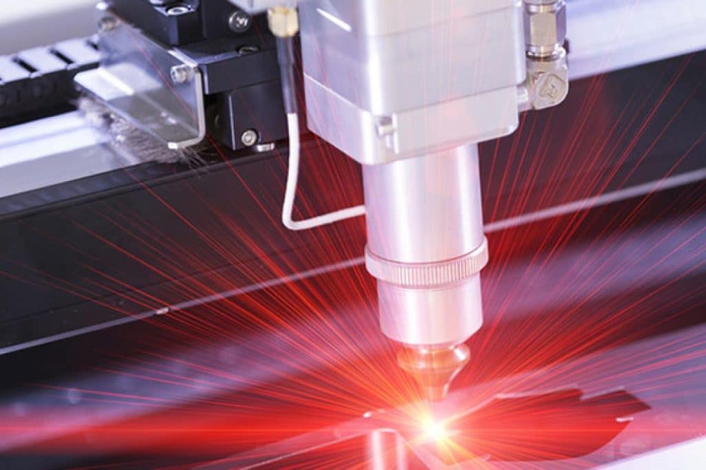 Ưu điểm và nhược điểm của việc sử dụng máy cắt laser CO2 là gì?