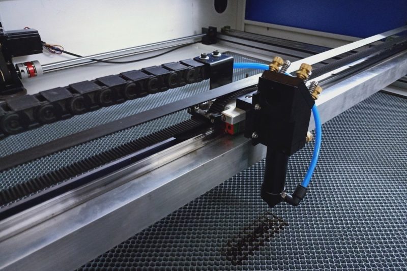 Aplikační případ integrace CO2 laserového řezacího stroje s automatizačním systémem