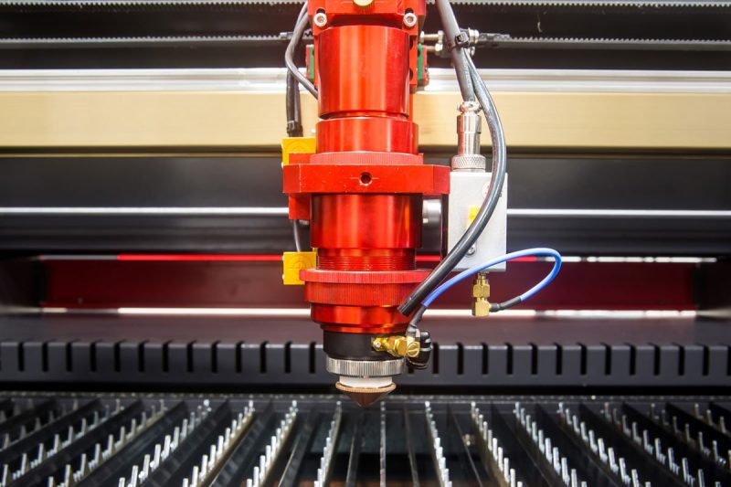 Możliwość integracji maszyn do cięcia laserem CO2 w systemach automatyki