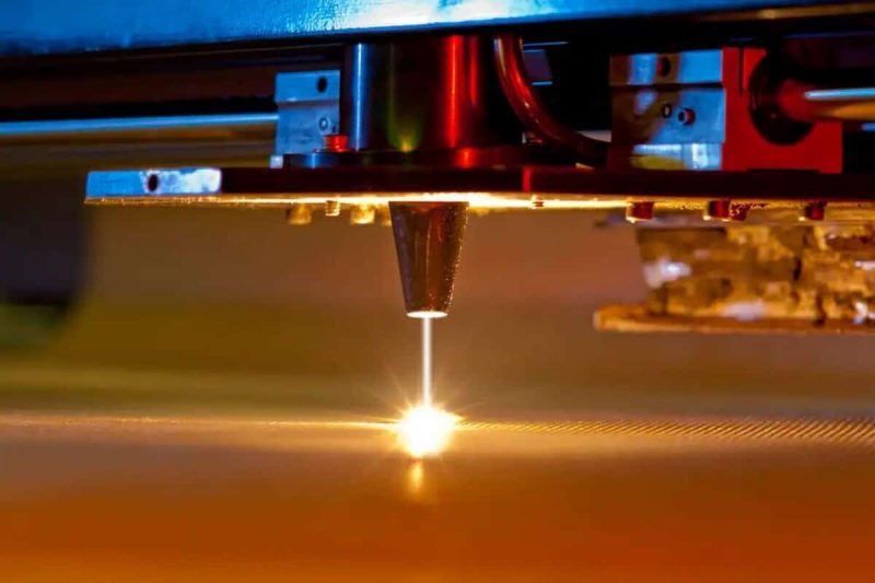 How does the CO2 laser cutting machine work