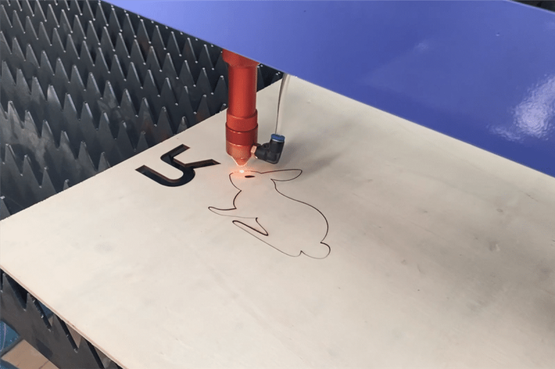 How does the focus size of a CO2 laser affect cutting results