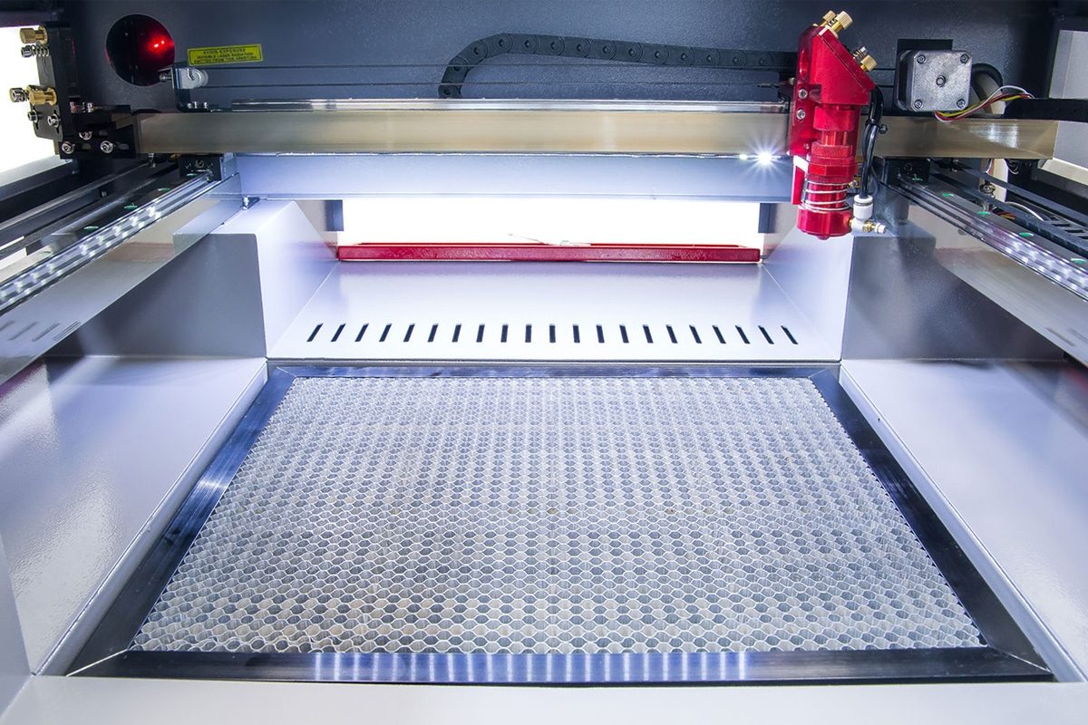 Operando uma máquina de corte a laser CO2 Considerações e regulamentações ambientais
