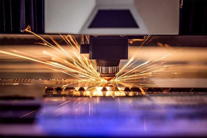 Quais medidas de segurança devem ser tomadas ao operar uma máquina de corte a laser